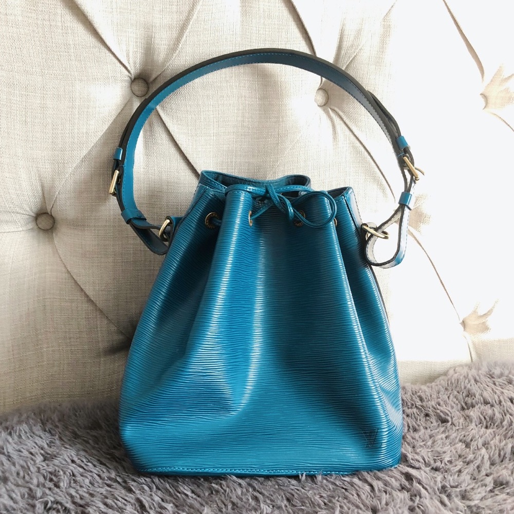 Louis Vuitton | Vintage Epi Noe 💙 bucket bag